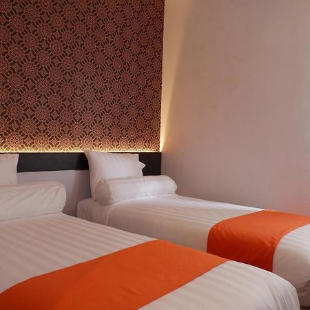 Front One Boutique Tugu Muda Semarang Hotel Екстериор снимка